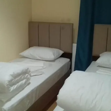 Karyola Hostel *